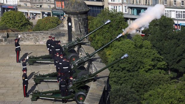 The Royal Salute is fired at Edinburgh Castle by 105th Regiment Royal Artillery, taking place to mark the Principal Proclamation of King Charles III, in Edinburgh, Scotland on September 10, 2022. (Photo by Odd ANDERSEN / AFP)