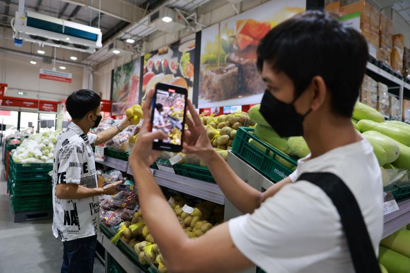 Viral! Pemuda Ini Borong Makanan di Supermarket Gegara Takut Harga Naik