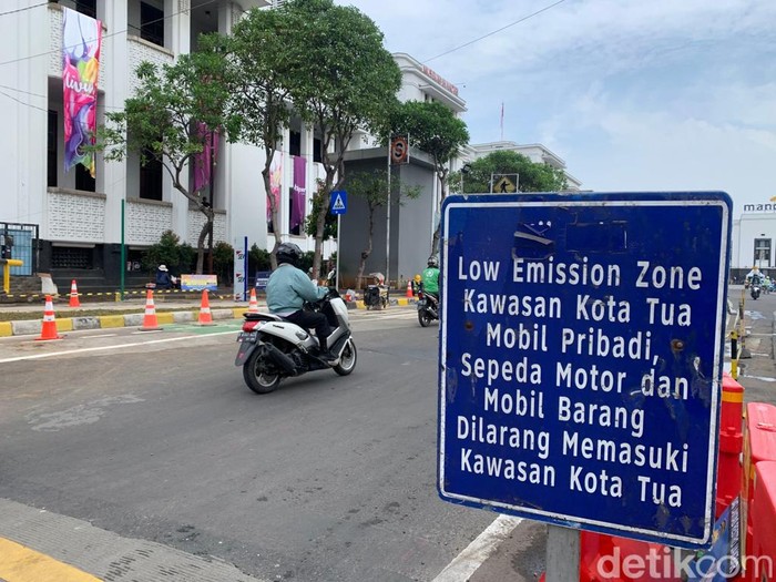 Tikungan Jl Pintu Besar Utara, Kota Tua Jakarta, 10 September 2022. Masih banyak pemotor lewat padahal ini zona pedestrian. (Mulia Budi/detikcom)