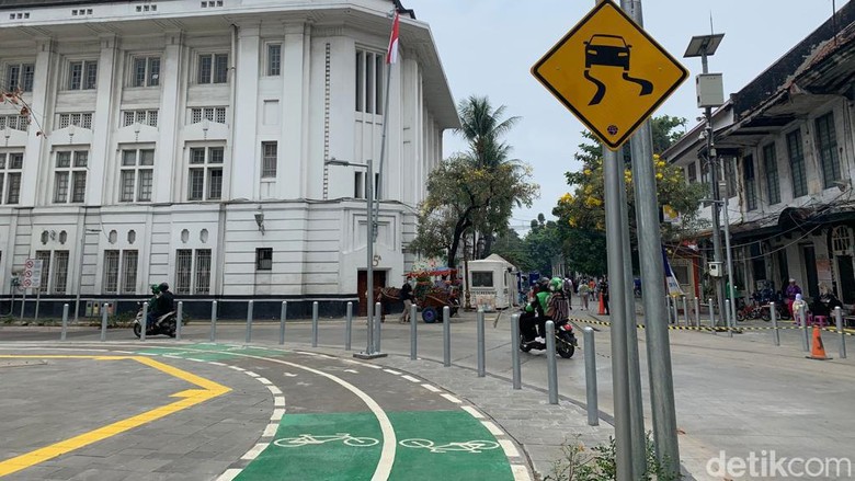 Tikungan Jl Pintu Besar Utara, Kota Tua Jakarta, 10 September 2022. Masih banyak pemotor lewat padahal ini zona pedestrian. (Mulia Budi/detikcom)