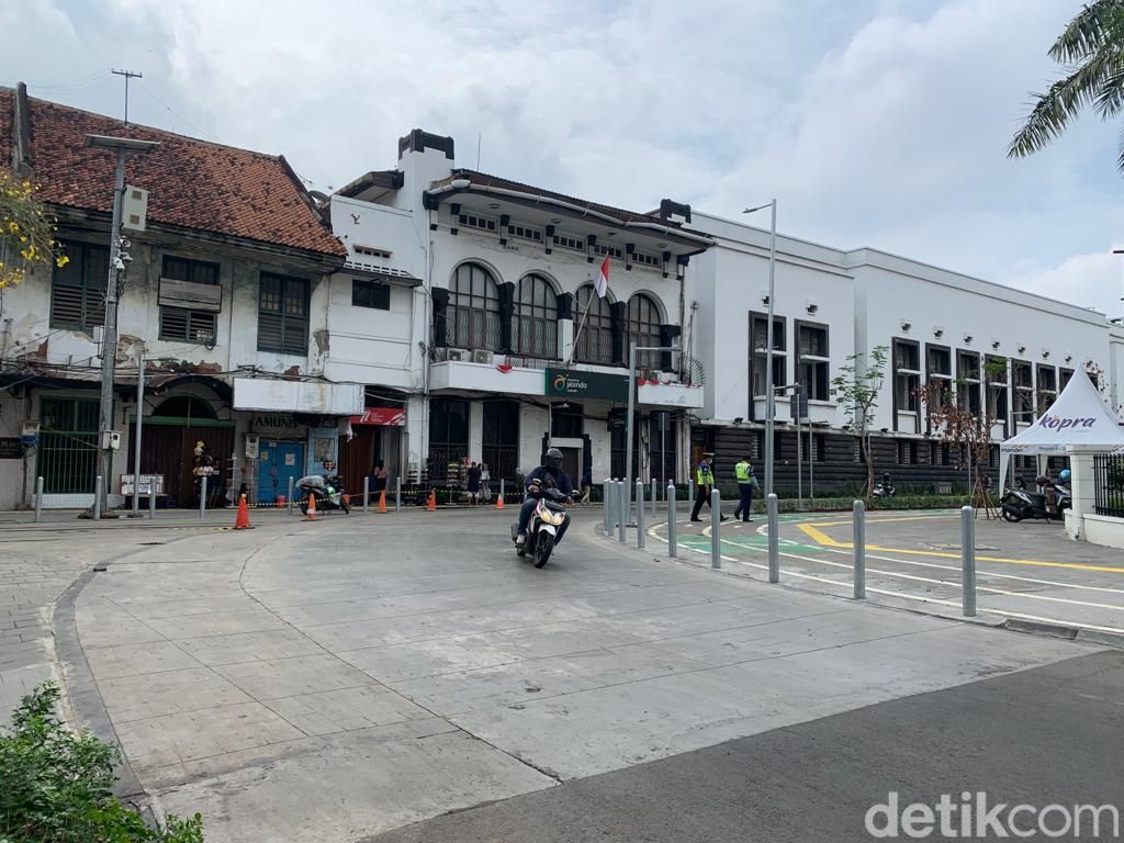 Tikungan Jl Pintu Besar Utara, Kota Tua Jakarta, 10 September 2022. Masih banyak pemotor lewat padahal ini zona pedestrian. (Mulia Budi/detikcom)