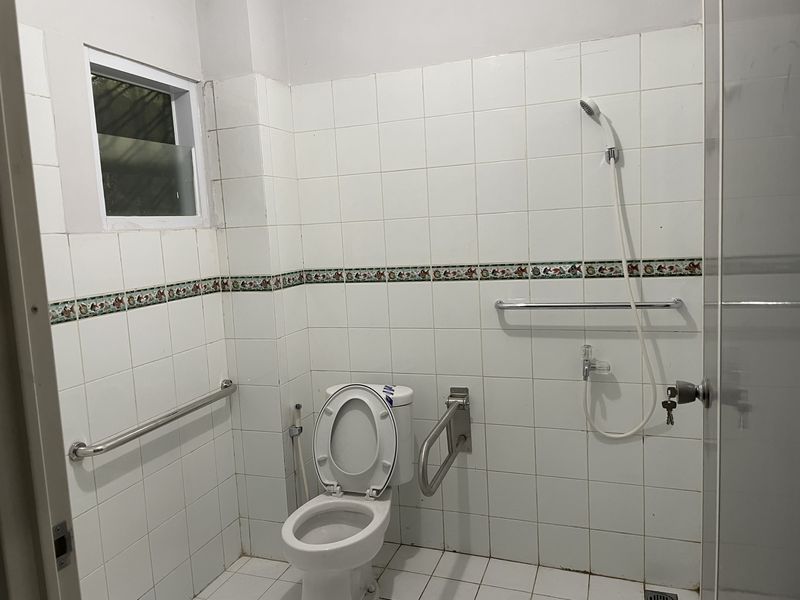 Toilet khusus disabilitas di Kampung Susun Kunir, Jakarta. Toilet khusus disabilitas di Kampung Susun Kunir, Jakarta.