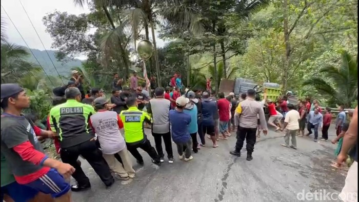 Truk masuk jurang