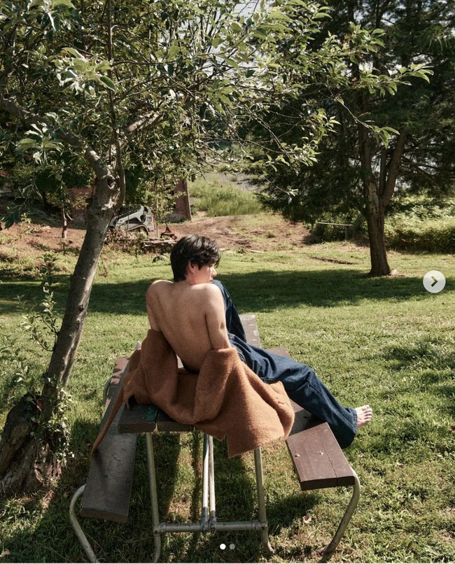 Baru-baru ini, penggemar dibuat histeris setelah melihat postingan Instagram V BTS di New York. Foto tersebut menampilkannya tanpa alas kaki dan busana, hingga memamerkan bahu bidangnya dari belakang. Penampilan seksi V BTS tersebut diabadikan saat pemotretan bersama Vogue Korea. Foto: Instagram