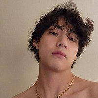 V BTS yang memegang posisi visual dalam grupnya baru-baru ini digosipkan pacaran dengan Jennie BLACKPINK. Dia menjadi aktor Korea paling diincar setelah membintangi Hwarang pada 2016. Foto: Instagram