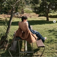 Baru-baru ini, penggemar dibuat histeris setelah melihat postingan Instagram V BTS di New York. Foto tersebut menampilkannya tanpa alas kaki dan busana, hingga memamerkan bahu bidangnya dari belakang. Penampilan seksi V BTS tersebut diabadikan saat pemotretan bersama Vogue Korea. Foto: Instagram