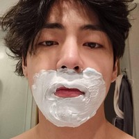Di hari yang sama, V BTS mengunggah fotonya telanjang dada sesaat sebelum mencukur kumis tipisnya. Penampilan V BTS memakai krim cukur justru bikin gemas. Foto: Instagram