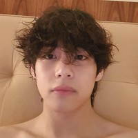 Ahli bedah plastik Korea dari klinik One Peak Plastic Surgery, Oh Jae Hyun pertama kali menyebutkan nama V BTS sebagai artis pria yang sering ditiru untuk operasi plastik. Secara khusus, pria Korea ingin punya batang hidung yang tinggi seperti V BTS, sehingga terlihat mancung dari segala arah. Foto: Instagram