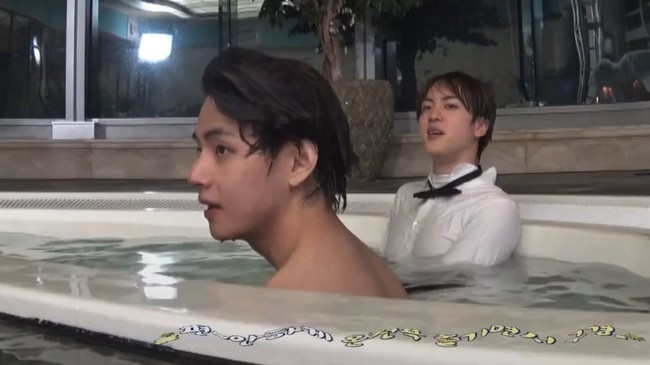 Idol KPop 26 tahun itu juga pernah bikin heboh setelah penayangan reality show RUN BTS episode 132. Pasalnya V BTS masuk ke dalam kolam air hangat tanpa baju, sedangkan Jin memilih tak melepas bajunya. Foto: Instagram
