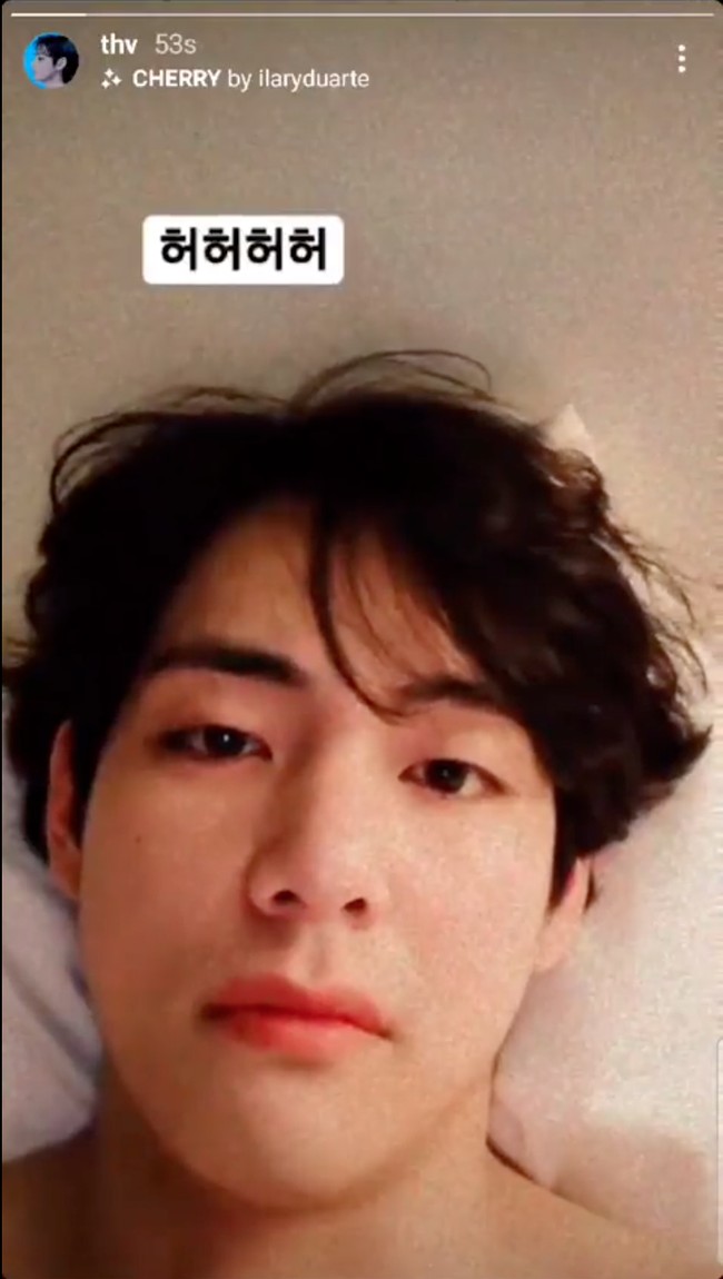 Ketujuh personel BTS akhirnya membuat akun Instagram masing-masing pada Desember 2021. V BTS tidak melewatkan kesempatan itu untuk menggoda penggemar. Dia mengunggah videonya saat sedang rebahan dan melakukan zoom berkali-kali dengan caption, “hahahaha.” Foto: Instagram