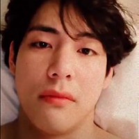 Ketujuh personel BTS akhirnya membuat akun Instagram masing-masing pada Desember 2021. V BTS tidak melewatkan kesempatan itu untuk menggoda penggemar. Dia mengunggah videonya saat sedang rebahan dan melakukan zoom berkali-kali dengan caption, “hahahaha.” Foto: Instagram