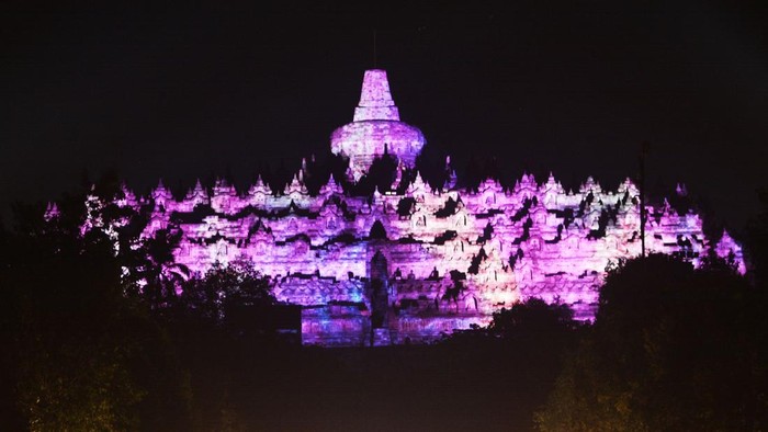 Permukaan candi Borobudur dihiasi aneka film animasi saat pertunjukan video mapping pada rangkaian Indonesia Bertutur 2022 di taman wisata candi Borobudur, Magelang, Jawa Tengah, Jumat (9/9/2022). Pertunjukan tersebut untuk menyambut acara G20 yang akan berlangsung pada tanggal 12-13 September mendatang. ANTARA FOTO/Anis Efizudin/aww.
