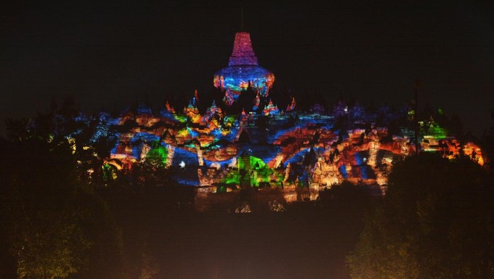 VIDEO MAPPING CANDI BOROBUDUR Permukaan candi Borobudur dihiasi aneka film animasi saat pertunjukan video mapping pada rangkaian Indonesia Bertutur 2022 di taman wisata candi Borobudur, Magelang, Jawa Tengah, Jumat (9/9/2022). Pertunjukan tersebut untuk menyambut acara G20 yang akan berlangsung pada tanggal 12-13 September mendatang. ANTARA FOTO/Anis Efizudin/aww.