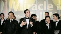 Ini potret Vino G. Bastian bersama pemeran Miracle in Cell No. 7 lainnya. Seperti Tora Sudiro, Indro Warkop, Rigen, Indra Jegel, dan Bryan Domani. Foto: Instagram @vinogbastian__