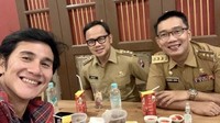 Keseharian Vino selalu menarik perhatian para penggemar. Salah satunya ketika menikmati makanan di sebuah restoran bersama Gubernur Jawa Barat Ridwan Kamil. Foto: Instagram @vinogbastian__
