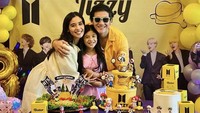 Haromonisnya keluarga kecil Vino G. Bastian. Begini Vino ketika merayakan ulang tahun Jizzy dengan pesta bertemakan BTS. Foto: Instagram @vinogbastian__