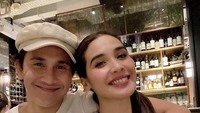 Momen romantis antara Vino dan Marsha juga dibagikan oleh sang aktor. Keduanya tampak menikmati makan malam di sebuah restoran. Foto: Instagram @vinogbastian__