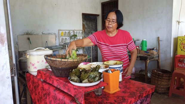 Warung Bubur Bali Bu War atau Bubur Alas Kedaton di sisi kiri pintu masuk utara objek wisata Alas Kedaton, Tabanan, Sabtu (10/9/2022).