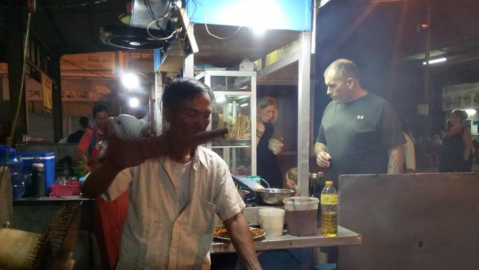 Wisman tampak menunggu pesanan menu sate kambing di Pasar Senggol Sindhu, Jalan Danau Toba No.17 Sanur, Bali pada Sabtu (10/9/2022)