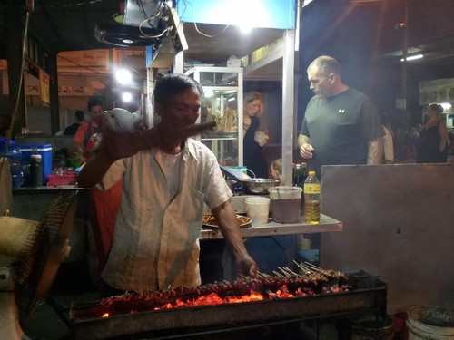 Wisman tampak menunggu pesanan menu sate kambing di Pasar Senggol Sindhu, Jalan Danau Toba No.17 Sanur, Bali pada Sabtu (10/9/2022)