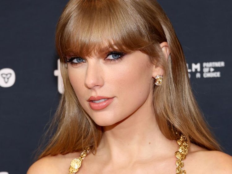 Tubuh Taylor Swift Dibalut Gaun Gemerlap