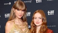Sadie Sink turut hadir bersama Taylor Swift dalam momen tersebut. (Foto: Amy Sussman/Getty Images) 