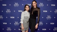 Rachel Zegler dan Gal Gadot dipasangkan dalam film Snow White. (Foto: Getty Images for Disney/Alberto E. Rodriguez)  