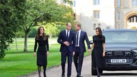 Pemandangan Pangeran William dan Harry bertemu warga bersama-sama menjadi salah satu gambar yang paling menonjol dan paling tak terduga di hari-hari yang suram. Sebab, kedua pasangan itu tidak terlihat bersama di depan umum selama lebih dari dua tahun. (Getty Images)