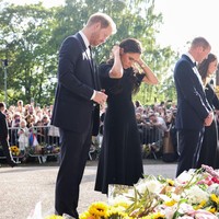 Begitu juga dengan Meghan Markle yang tampil sederhana dengan dress hitam selutut. Dia tampak tidak mengenakan perhiasan. Foto: Getty Images