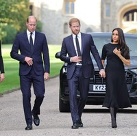 Dua hari setelah Ratu Elizabeth II wafat, Meghan Markle dan Pangeran Harry bergabung dengan Pangeran William dan Kate Middleton untuk menyapa publik di Windsor Castle. Ini merupakan runi keempat mereka setelah lebih dari tua tahun tidak tampil bersama dalam acara kerajaan. Foto: Getty Images