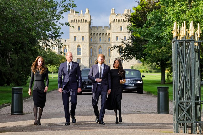 Keempatnya tampil dengan busana serba hitam di Kastil Windsor, Sabtu (10/9/2022). Pangeran William, Pangeran Harry, Kate Middleton dan Meghan Markle menyapa para penggemar kerajaan di luar kastil yang ikut berkabung atas wafatnya pemangku takhta Inggris terlama itu. Foto: Getty Images
