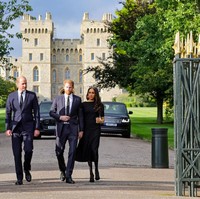 Keempatnya tampil dengan busana serba hitam di Kastil Windsor, Sabtu (10/9/2022). Pangeran William, Pangeran Harry, Kate Middleton dan Meghan Markle menyapa para penggemar kerajaan di luar kastil yang ikut berkabung atas wafatnya pemangku takhta Inggris terlama itu. Foto: Getty Images