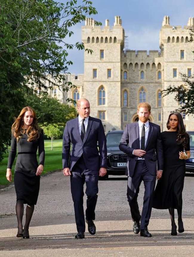 Seperti dikutip People, Pangeran William yang memiliki ide untuk mengundang Pangeran Harry dan Meghan Markle untuk berjalan bersama menyapa masyarakat sekitar yang berbela sungkawa. Foto: Getty Images