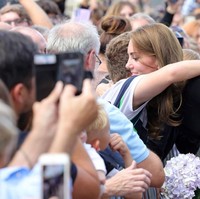Mereka pun terlihat begitu ramah dengan para masyarakat sekitar dengan menyapa dan mengobrol. Ada momen, Kate Middleton dipeluk oleh masyarakat sebagai bentuk dukungan untuk keluarga kerajaan. Foto: Getty Images