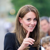 Kate Middleton tampil anggun dengan shift dress hitam dengan anting mutiara yang merupakan simbol berkabung. Foto: Getty Images
