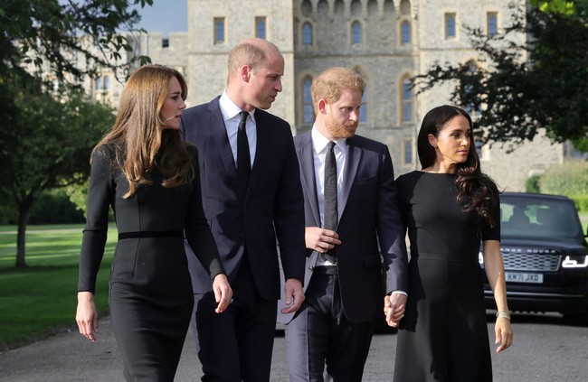 Ini menjadi reuni keempatnya setelah lebih dari dua tahun tidak bersama-sama dalam acara kerajaan. Kate Middleton dan Pangeran William dikabarkan selama ini perang dingin dengan Meghan Markle dan Pangeran Harry. Foto: Getty Images