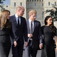 Ini menjadi reuni keempatnya setelah lebih dari dua tahun tidak bersama-sama dalam acara kerajaan. Kate Middleton dan Pangeran William dikabarkan selama ini perang dingin dengan Meghan Markle dan Pangeran Harry. Foto: Getty Images