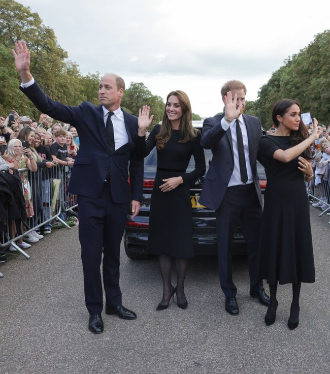 Dulu keempatnya selalu kompak hingga disebut sebagai ‘Fab Four’. Mereka terakhir terlihat bersama-sama pada awal 2020. Dalam momen berkabung tersebut, Pangeran William, Kate Middleton, Meghan Markle dan Pangeran Harry berjalan bersama. Tampak tidak ada kecanggungan di antara mereka. Foto: Getty Images