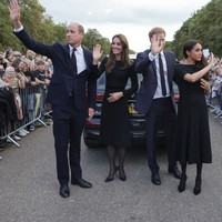 Dulu keempatnya selalu kompak hingga disebut sebagai ‘Fab Four’. Mereka terakhir terlihat bersama-sama pada awal 2020. Dalam momen berkabung tersebut, Pangeran William, Kate Middleton, Meghan Markle dan Pangeran Harry berjalan bersama. Tampak tidak ada kecanggungan di antara mereka. Foto: Getty Images