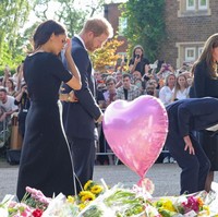 Tampak keempatnya melihat rangkaian bunga yang diletakkan di pinggir jalan area Kastil Windsor dan ikut terharu atas dukungan para penggemar kerajaan. Foto: Getty Images