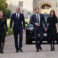 Kehadiran Pangeran Harry dan Meghan Markle mengejutkan banyak orang sekaligus mendukung untuk mereka punya hubungan yang dekat lagi. Hubungan mereka retak setelah Pangeran Harry dan Meghan Markle keluar sebagai anggota senior kerajaan dan pindah ke Amerika Serikat. Foto: Getty Images