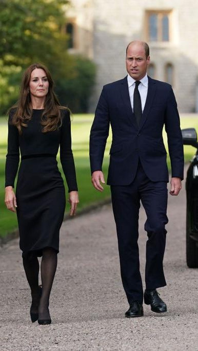 Gaun ketiga Kate yang paling banyak dicari di Google sepanjang 2022 adalah rancangan Jenny Packham yang dipakainya saat bertemu warga di sekitaran Windsor dalam rangkaian acara pemakaman Ratu Elizabeth II. (Foto: Getty Images)