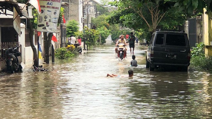 Anak-anak bermain banjir di Ciledug Tangerang (Hanafi/detikcom)