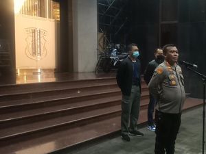 Polda Metro Jaya Gelar Patroli Malam Sambil Bagikan Sembako