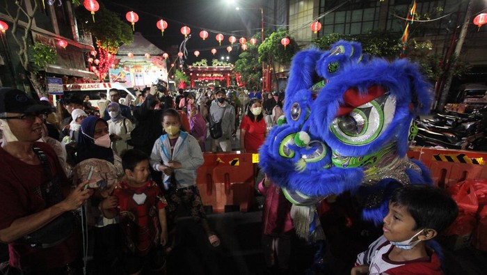 Warga berpose dengan Barongsai di kawasan Wisata Pecinan Kembang Jepun, Surabaya, Jawa Timur, Sabtu (10/9/2022). Pemkot Surabaya membuka kembali destinasi wisata di kawasan pecinan itu sebagai upaya untuk memulihkan perekonomian warga. ANTARA FOTO/Didik Suhartono/rwa.