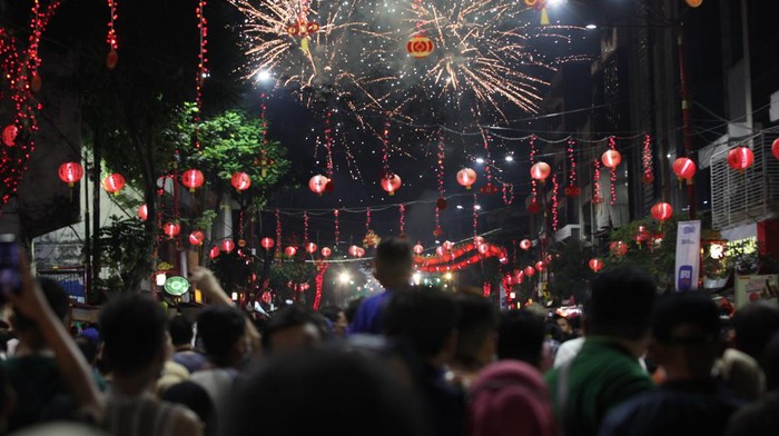 Asyik! Kawasan Wisata Pecinan Kembang Jepun Kembali Dibuka Warga berpose dengan Barongsai di kawasan Wisata Pecinan Kembang Jepun, Surabaya, Jawa Timur, Sabtu (10/9/2022). Pemkot Surabaya membuka kembali destinasi wisata di kawasan pecinan itu sebagai upaya untuk memulihkan perekonomian warga. ANTARA FOTO/Didik Suhartono/rwa.