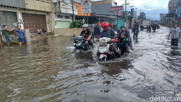 Banjir di Jalan Kopo Sayati Bandung pada Minggu (11/9/2022).