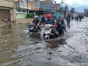 Akses Jalan Kopo Sayati Bandung Lumpuh gegara Terendam Banjir