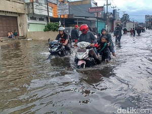 Akses Jalan Kopo Sayati Bandung Lumpuh gegara Terendam Banjir