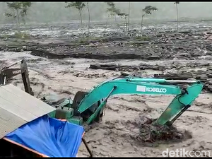 Banjir Lahar Gunung Semeru, 2 Alat Berat Terjebak di Sungai Leprak